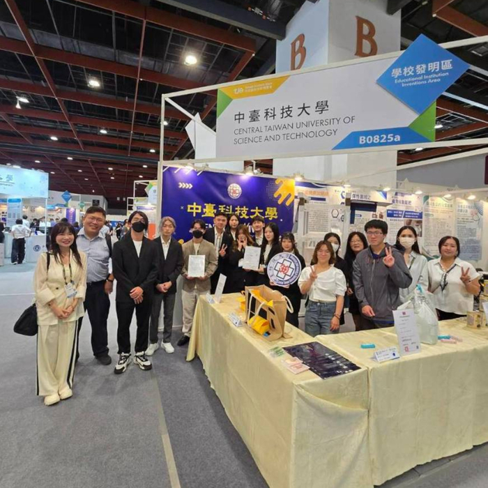 中臺科大師生於2026台灣創新技術博覽會攤位前合影