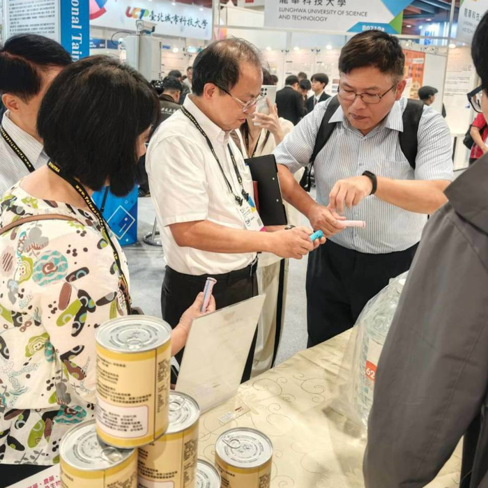 中臺科大趙士慶老師向2026台灣創新技術博覽會評審委員解說作品