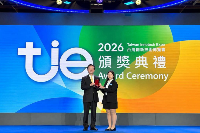 中臺科大廖宜鳳同學代表團隊領取2026創博會發明競賽銅牌
