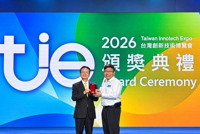 中臺科大趙士慶老師代表團隊領取2026創博會發明競賽銅牌