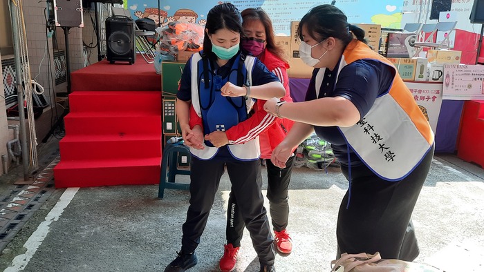 哈姆立克急救法，中臺科大社團保衛特攻隊同學跟民眾互動透過實地體驗感受噎到時的應變措施