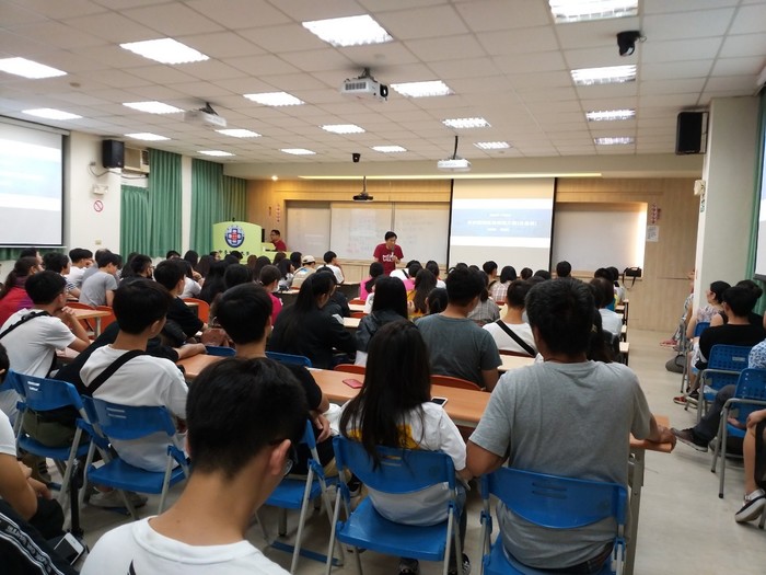 系上老師介紹學校環境