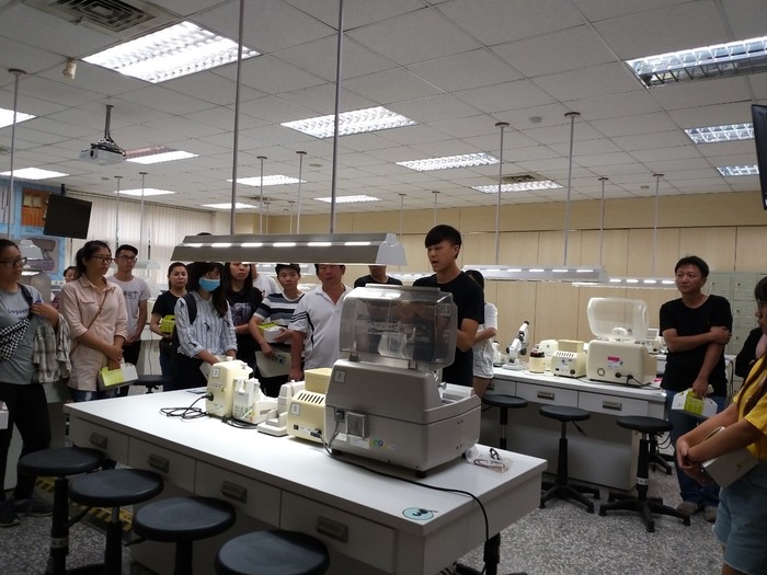學長姐解說專業教室內的實驗器材