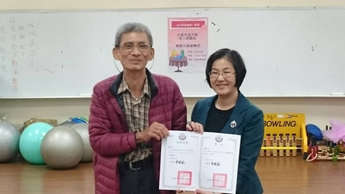 頒發結業證書及獎狀-最佳藝術攝影獎