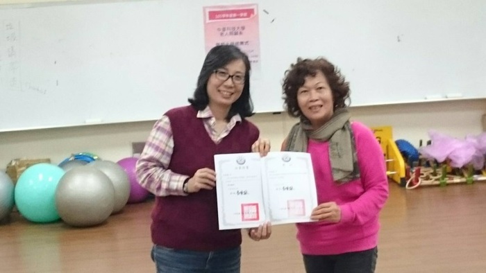 頒發結業證書及獎狀-熱心公益獎