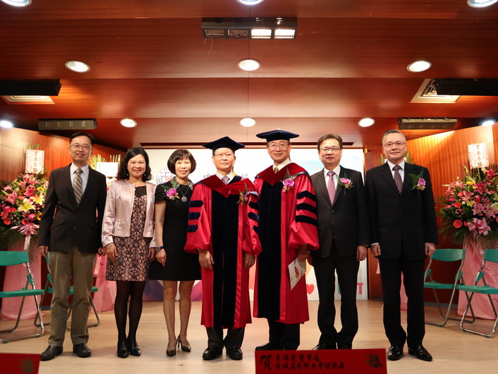 (左1)中臺科大鄭凱元副校長(左2)中臺科大陳錦杏副校長(左3)李沛霖博士夫人陳素琴女士(中間)李沛霖博士(右2)林建煌校長(右1)查岱龍院長圖片