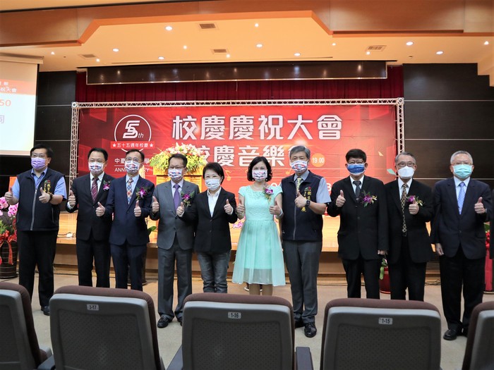 中臺科大55週年慶祝大會 台中市市長盧秀燕(左5)中臺科大董事長李沛霖(左4)中臺科大校長陳錦杏(右5) 與貴賓大合照
