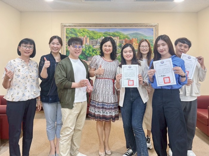 中臺科大陳錦杏校長(中)、護理系陳全美主任(左一)、賴靜怡副主任(左二)、林麗雅老師(右三)及同學們合影