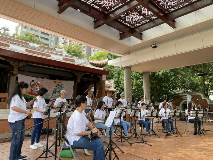 黃逸樵老師二胡樂團表演圖片