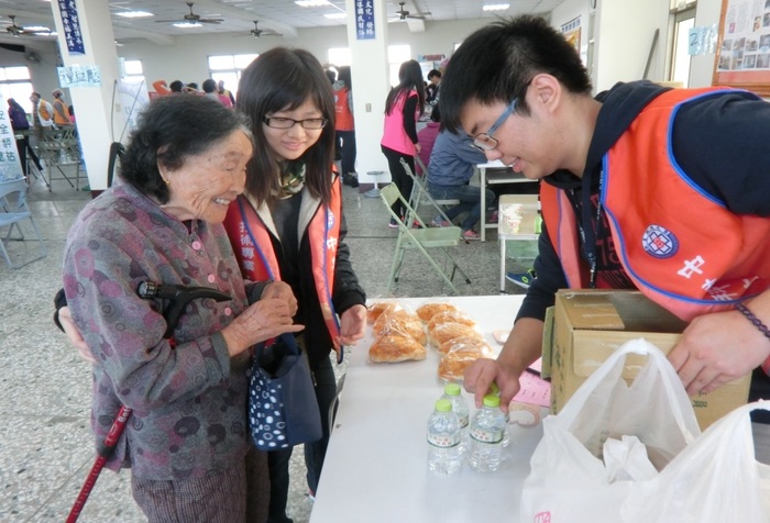 協助民眾領取餐點
