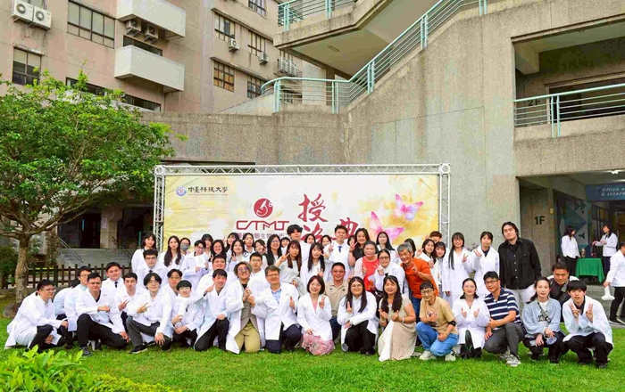 授袍典禮師長與家長合影圖片