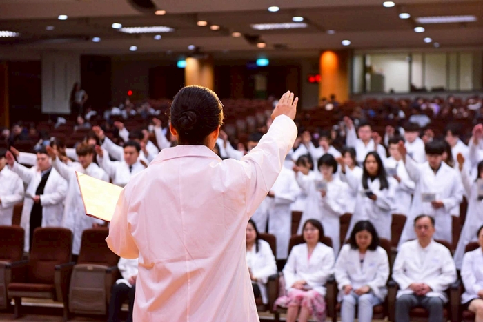 中臺科大醫檢系學生授袍宣誓圖片