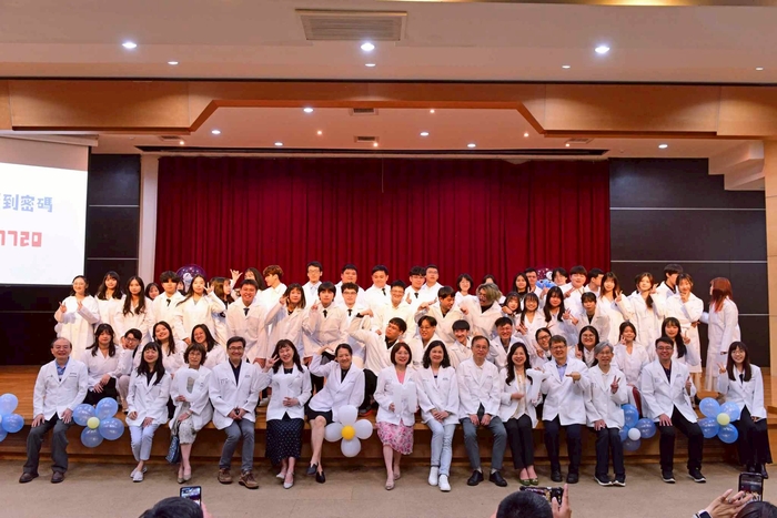 授袍典禮實習生與師長們合照圖片