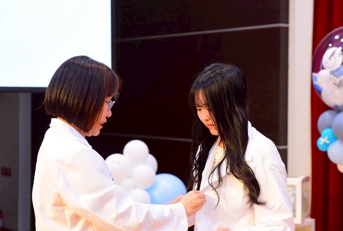 .醫檢系陳碧蓮主任幫實習生授袍圖片