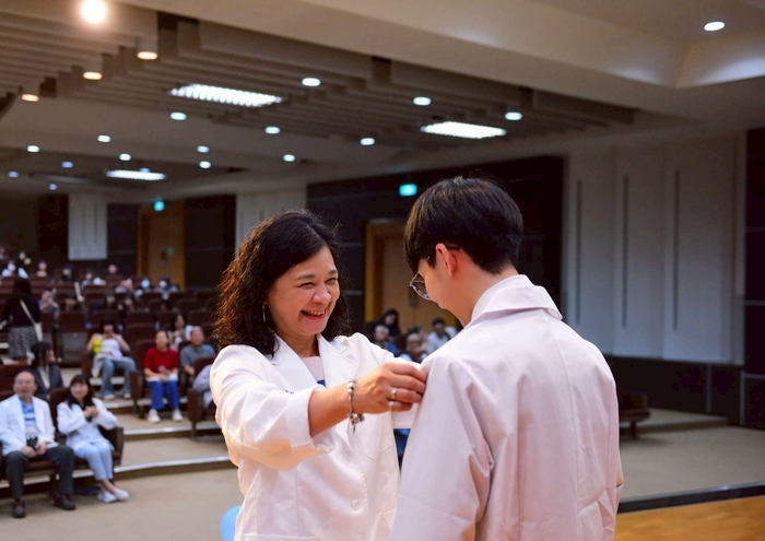 中臺科大陳錦杏校長幫實習生授袍圖片