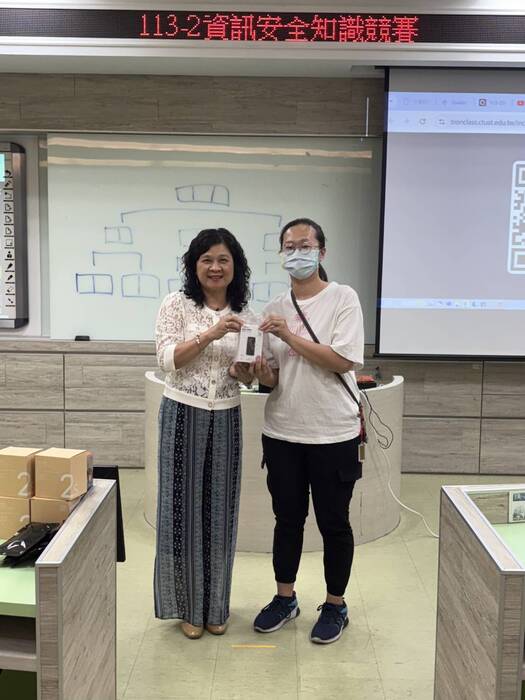 校長抽出行動電源幸運得獎同學