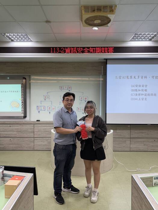 資安競賽第一名醫放系羅婉伊同學