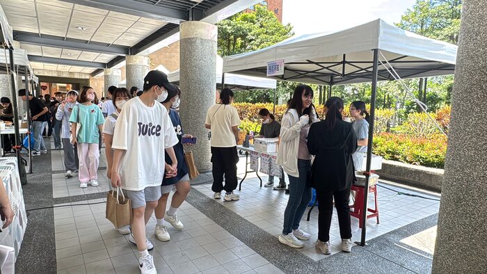 活動現場人潮踴躍，吸引大批師生前來參觀與選購