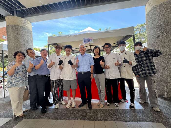 冰火波蘿包攤位，學生展現創意與實作成果