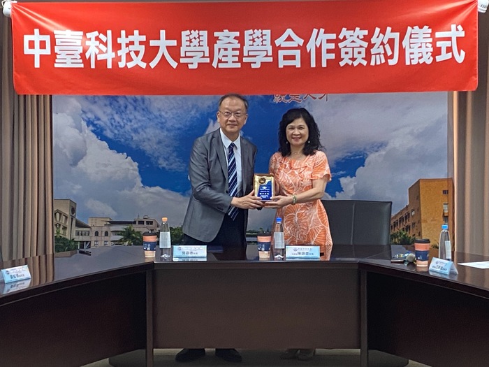 仁愛長庚合作聯盟醫院（大里仁愛醫院）龔嘉德院長致贈精美禮品給中臺科大陳錦杏校長