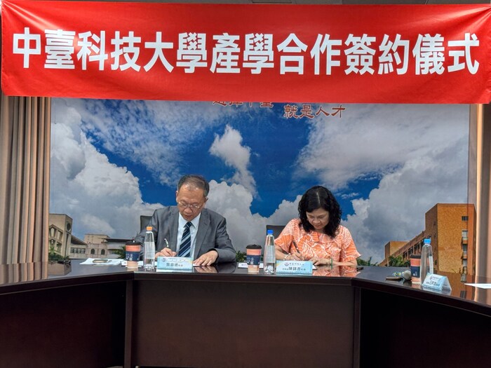 中臺科大陳錦杏校長與仁愛長庚合作聯盟醫院（大里仁愛醫院）龔嘉德院長代表簽屬MOU