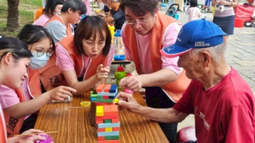 大學生與長輩們「樂在積木」共學遊戲熱絡互動