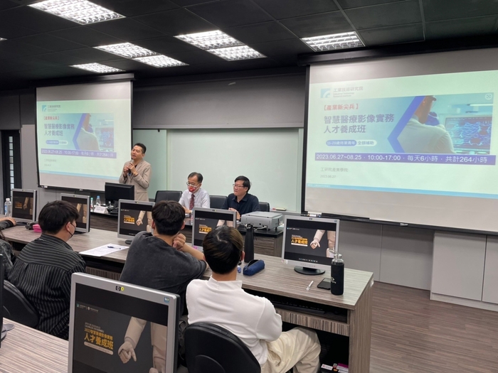 工研院產業學院張榮杰經理勉勵學員