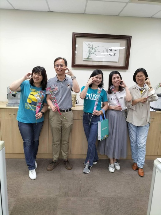 校長致贈康乃馨花束與教發中心同仁合影