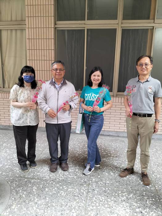 校長致贈康乃馨花束與環安系同仁合影