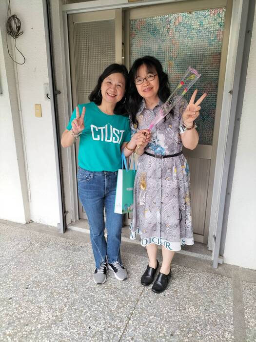校長致贈康乃馨花束與牙技系王淑莉教師合影
