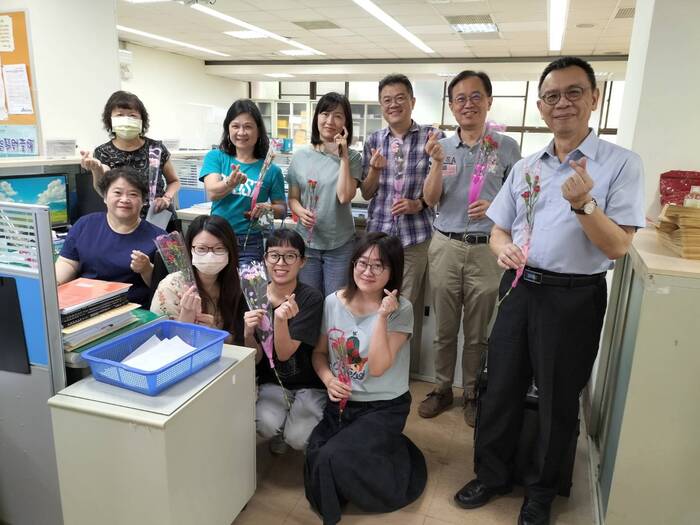 校長致贈康乃馨花束與教務處同仁合影