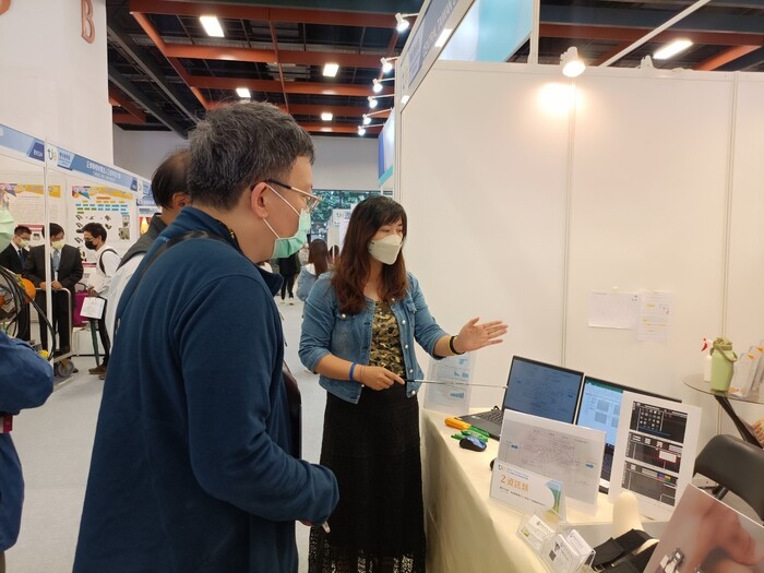 中臺科大參展師生與評審委員解說專利構想1