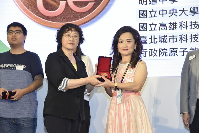 (右)中臺科大施純青教授得獎