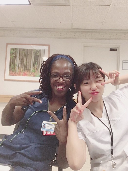 同學與臨床護理指導員合影