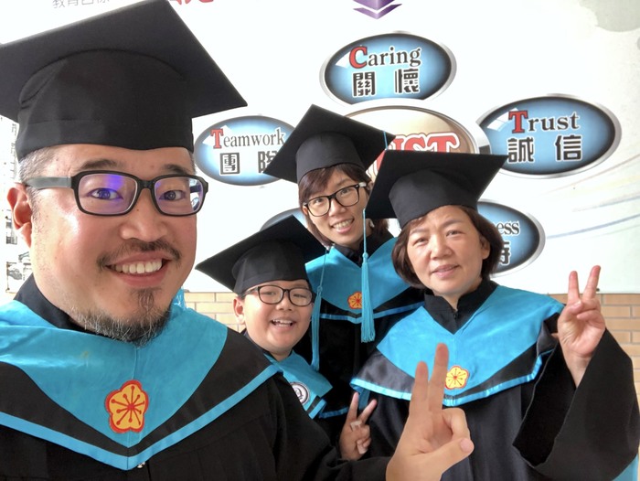 何經源(左一)、何小弟(左二)、何佩珊(右二)林貴惠(右一)