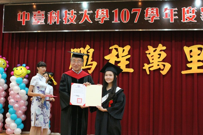 中臺科大校長李隆盛（左1）頒發畢業證書
