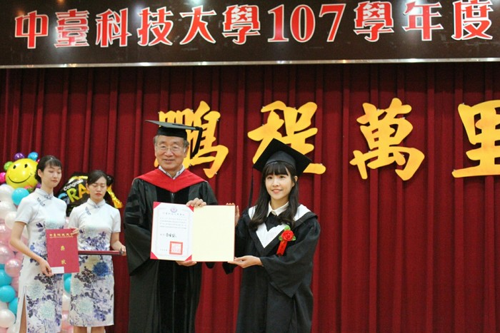中臺科大校長李隆盛（左1）頒發畢業證書
