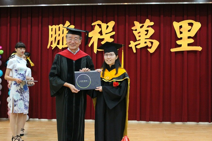 中臺科大校長李隆盛（左1）頒發畢業證書