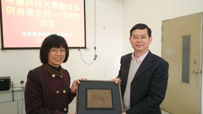 檢驗學院徐軍發院長代表接受紀念品