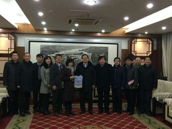 湖北中醫藥大學交流-左起國際教育學院胡和平院長，段偉院長，我校四人，呂文亮校長，王平副校長，劉松林副校長， 教務處曹繼剛處長，研究生處甯勇處長，檢驗學院謝聖高副院長