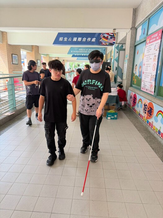 師生及來賓透過親身體驗感受視覺受限時的生活情境
