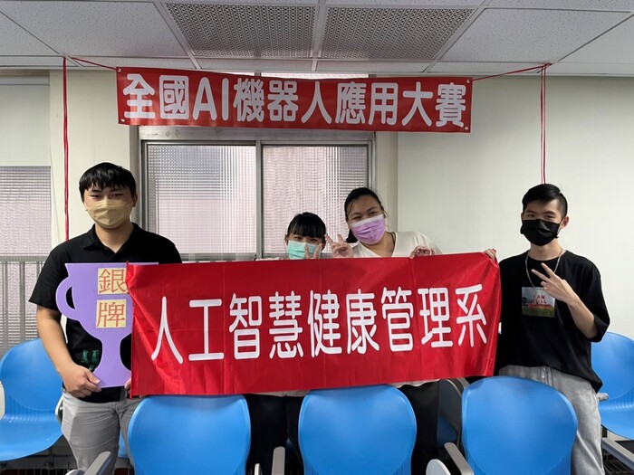 恭喜同學獲獎(左至右)：陳煒傑、陳幸蓁、高竹嫻、彭俊智