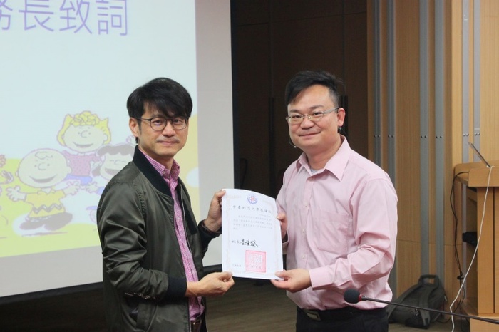 張振榮學務長頒贈感謝狀