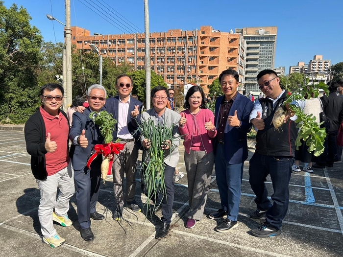 中臺科大主管與校友總會體驗拔蘿蔔的樂趣