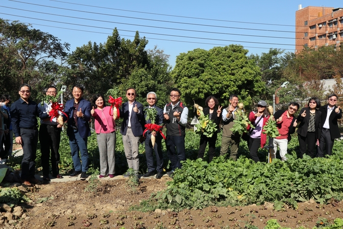 中臺科大校友總會與學校師長合影