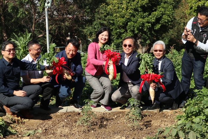 多元生態農園提供教職員生及社區民眾體驗都市農耕