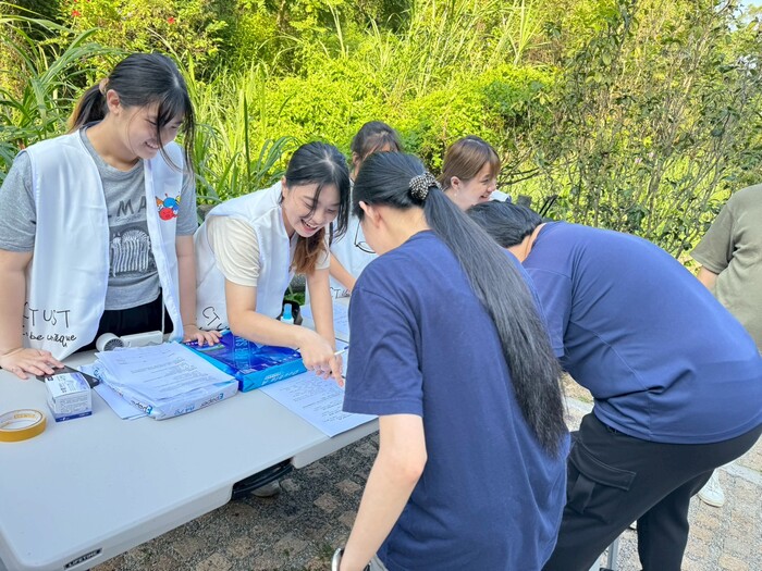 中臺科大學生為民眾執行血氧與心跳測量圖片