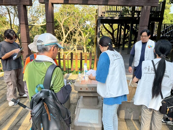 民眾於體訓場接受心跳血氧量測服務圖片