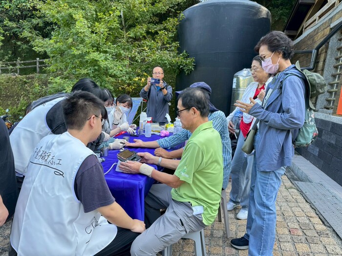 中臺科大學生服務民眾測量血糖與心電圖圖片