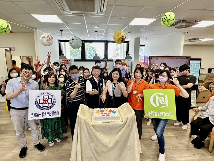 謙和賀日照與長輩同樂歡慶母親節活動合影